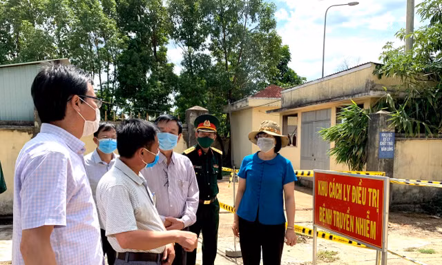 Bà Nguyễn Thị Thanh Lịch, Phó Chủ tịch UBND tỉnh Gia Lai, kiểm tra công tác phòng chống dịch trên địa bàn