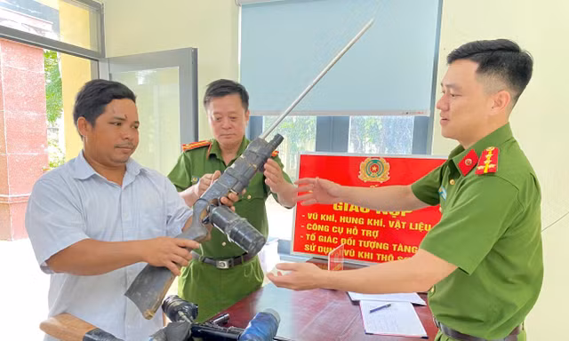 Bà con Tây Nguyên giao nộp hàng nghìn khẩu súng tự chế cho công an 