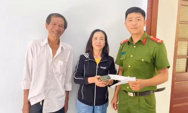 Mừng rỡ nhận lại 107 triệu đồng bỏ nhầm vào cốp xe người khác