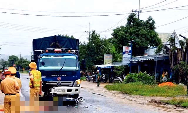 Xe tải tông hai bà cháu tử vong trên Quốc lộ 25
