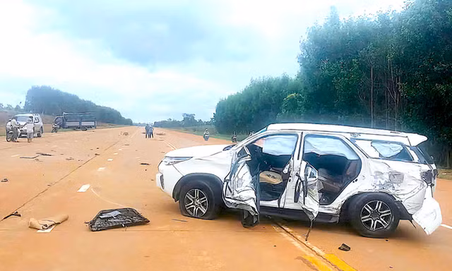Va chạm kinh hoàng giữa xe tải và ô tô con, 4 người thương vong