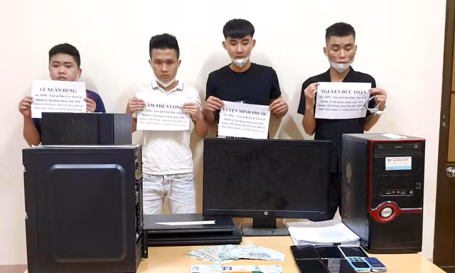 Các đối tượng Toàn, Phước, Vương, Hùng (từ phải qua)