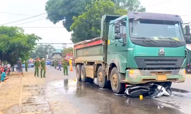 Qua ngã ba, người đàn ông bị xe ben cán tử vong