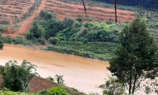Tá hỏa phát hiện thi thể nam thanh niên bên nhánh sông