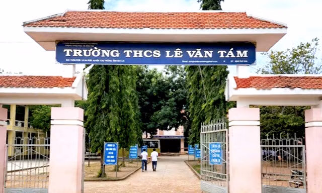 Cách chức hiệu trưởng thời gian dài không đi làm, nghi bị đòi nợ
