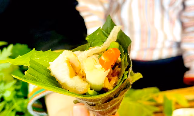 Món gỏi toàn lá 'gây nghiện' ở Kon Tum