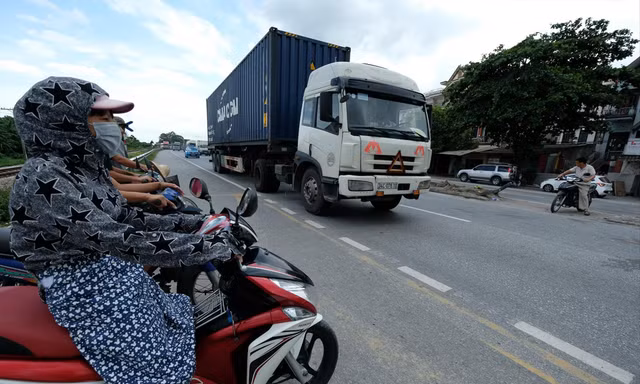 Cận cảnh người dân qua đường trên QL5 trong nỗi sợ hãi Ảnh: Nam Trần 