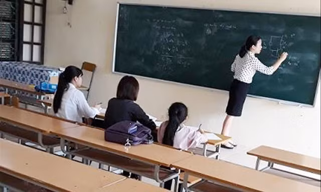 Trường cao đẳng sư phạm lay lắt sống: Có nên giải tán?