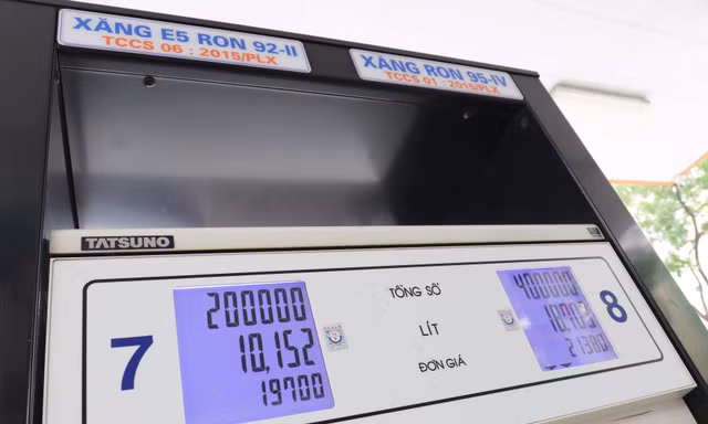 Giá xăng tăng mạnh 1.200 đồng mỗi lít từ 17/4. Ảnh: Như Ý