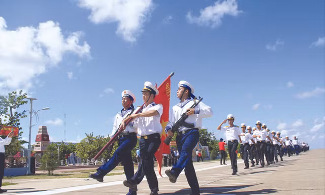 Lễ chào cờ trên đảo Trường Sa Ảnh: Trường Phong 
