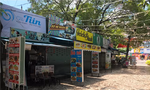 Quán cà phê, quán ăn mọc lên chi chít chiếm dụng công viên. Ảnh: Ngô Bình