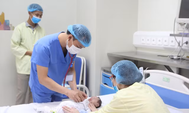 Bé sơ sinh hồi phục sau ca phẫu thuật phức tạp Ảnh: T.Hà 