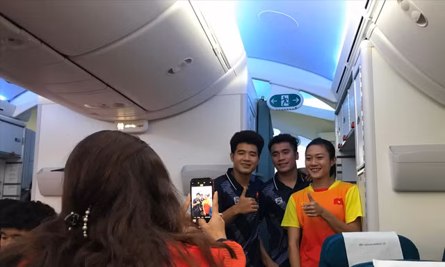 Tú Chinh tranh thủ chụp hình cùng Đức Chinh và Tiến Dụng