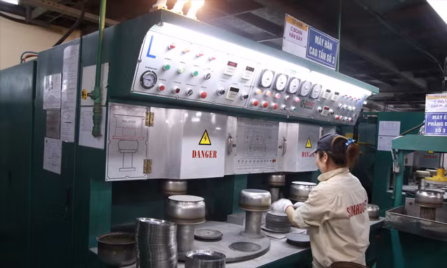 Công nhân nhà máy Sunhouse ở Quốc Oai (Hà Nội) đang sản xuất lòng nồi cơm điện