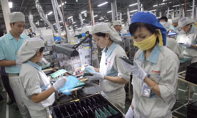Việt Nam sắp hết thời kỳ có lợi thế dân số vàng. Trong ảnh, công nhân làm việc tại Công ty Canon Việt Nam Ảnh: Như Ý