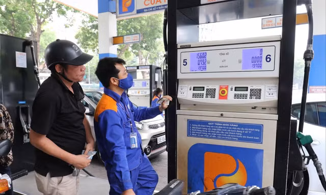 Giá xăng tăng liên tục ở mức cao, sẽ ảnh hưởng rất lớn đến sản xuất và chỉ số giá, sức chịu đựng của người tiêu dùng Ảnh: Như Ý