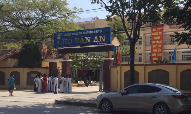  Trường THPT chuyên Chu Văn An dù bề thế vẫn được sửa chữa với chi phí 20 tỷ đồng Ảnh: Duy Chiến