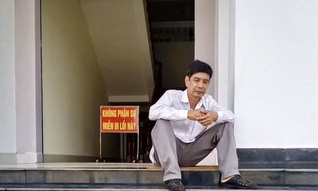 Ông Phước tại sân tòa trước lúc tuyên án ngày 29/5 