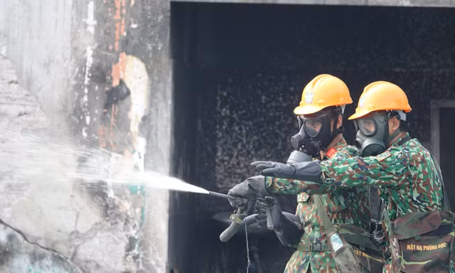 Cán bộ, chiến sỹ Binh chủng Hóa học tẩy độc sau vụ cháy tại Cty Rạng Đông Ảnh: Nguyễn Minh