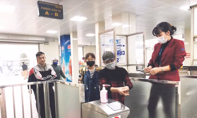 Ngoài đeo khẩu trang, các bến xe của Công ty CP Bến xe Hà Nội còn yêu cầu khách rửa tay sát khuẩn trước khi vào bến