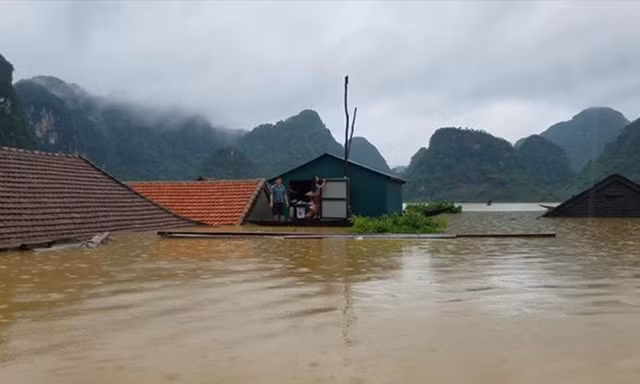 Trong khi nhiều nhà ngập lút, thì người ở nhà phao chống lũ vẫn cao ráo, bình thường (ảnh tại vùng lũ Tân Hóa, Minh Hóa, Quảng Bình đợt lũ vừa qua). Ảnh: Quốc Nam