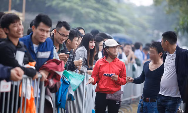 Trước cơn sốt tăng giá chóng mặt, không ít vé đã nhanh chóng được “sang tên” cho dân phe vé ngay sau khi người may mắn mua được vé online nhận vé từ VFF Ảnh: HUỲNH ĐẶNG 