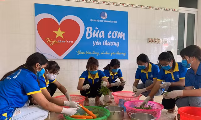 Các tình nguyện viên chuẩn bị “Bữa cơm yêu thương” tặng thí sinh dân tộc có hoàn cảnh khó khăn ở Lai Châu Ảnh: PV