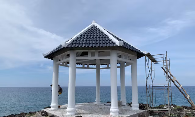 Ðiểm dừng chân bằng bê tông cốt thép tại bãi đá nham thạch hàng ngàn năm tuổi phía Ðông bãi Hang ở đảo An Bình sẽ bị tháo dỡ vì vị trí không phù hợp