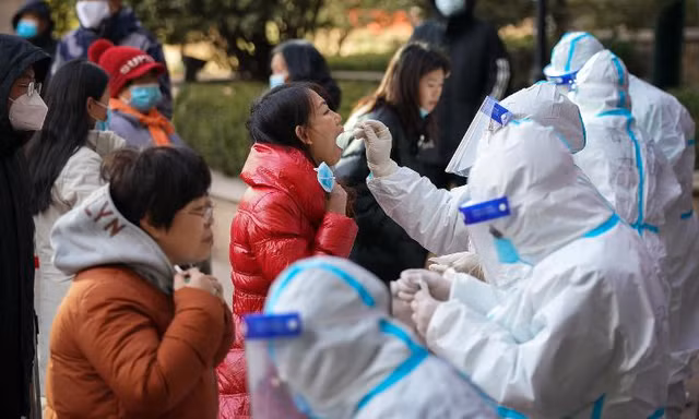 Cư dân ở thành phố Thạch Gia Trang xét nghiệm coronavirus hôm 6/1 trong bối cảnh dịch bệnh bùng phát tại địa phương