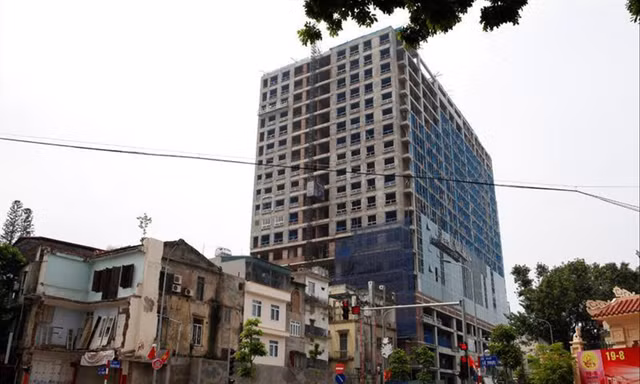 Công trình vi phạm 8B Lê Trực vẫn đang tiếp tục phá dỡ giai đoạn 2 