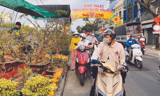 Chợ hoa “trên bến dưới thuyền” 