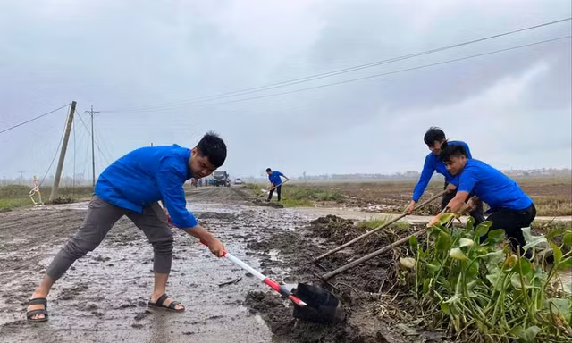 Những “chiến sĩ” áo xanh thông đường vào điểm nóng 