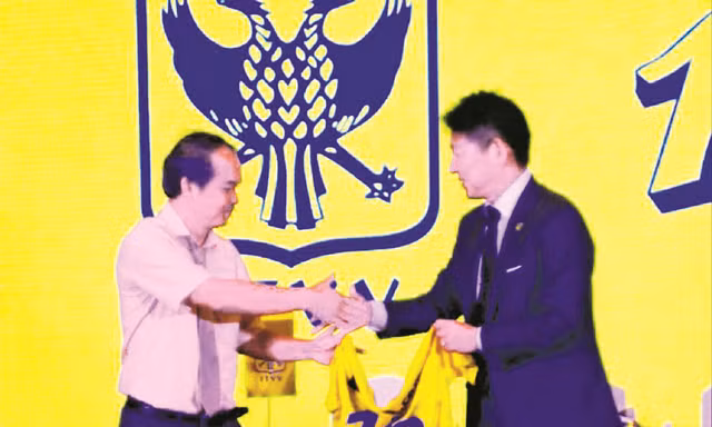 Bầu Đức (trái) tại lễ ký hợp đồng của Công Phượng với CLB Sint Truidense của Bỉ Ảnh: T.VŨ 