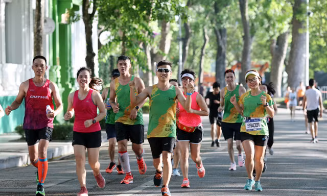 Các runner hăng say tập luyện 