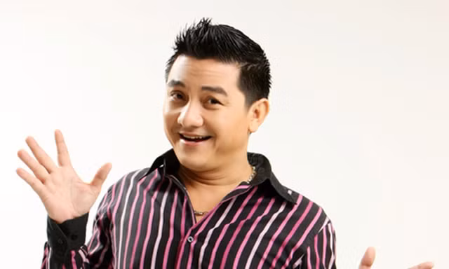 Chen lấn chụp hình livestream tại đám tang Anh Vũ: Vô duyên hay vô cảm?