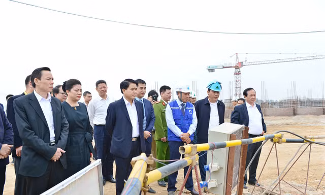 Lãnh đạo TP Hà Nội tại buổi kiểm tra tiến độ dự án nhà máy nước mặt sông Đuống