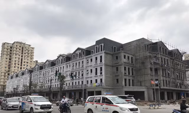 66 căn hộ liền kề tại ô đất B4 Nam Trung Yên được chào dưới tên nhà phố thương mại và có giá chênh hàng chục tỷ đồng/căn. 