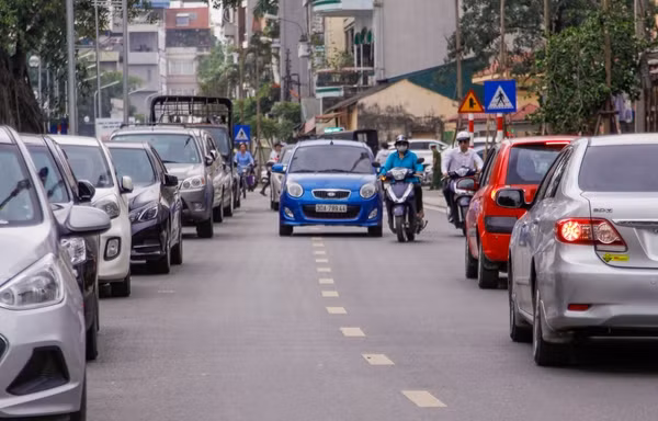 Đường Nguyễn Đình Chiểu (kéo dài), lòng đường trở thành nơi đỗ xe ô tô, vỉa hè nơi đỗ xe máy