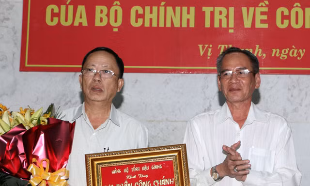 Ông Lữ Văn Hùng (phải) giữ chức Bí thư Tỉnh ủy Hậu Giang nhiệm kỳ 2015 – 2020 thay ông Trần Công Chánh (trái) nghỉ hưu trước tuổi từ ngày 1/1/2018. 