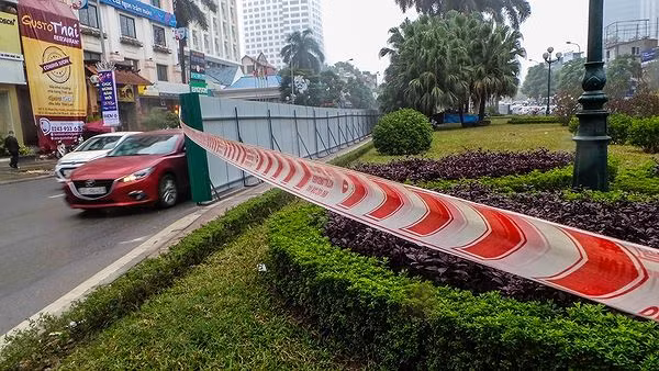 Hàng rào bảo vệ đã được dựng lên với nhiều máy móc, thiết bị đang hoạt động tại khu vực cắt xén dải phân cách đường Nguyễn Chí Thanh 