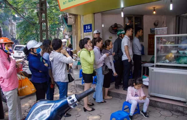 Dòng người xếp hàng dài trăm mét chờ mua bánh trôi, bánh chay