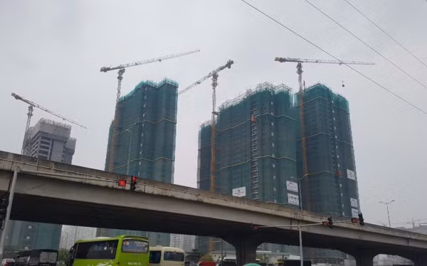 Nút giao Trung Hòa (ngã 3 Khuất Duy Tiến-Trần Duy Hưng) hàng loạt cao ốc chọc trơi đua nhau mọc lên