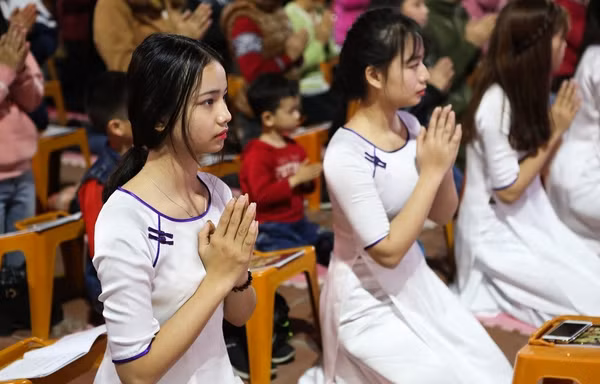 Giới trẻ tìm nơi cửa Phật cầu bình an đầu năm