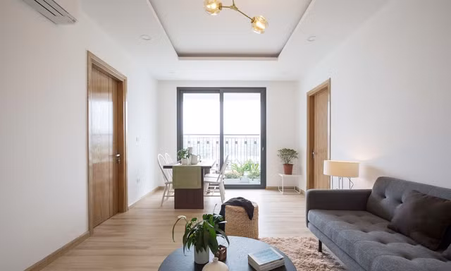 Căn hộ 71 m2 ở Long Biên (Hà Nội) có cách bố trí khá hợp lý giúp cho mọi phòng đều có ánh sáng tự nhiên. Nhà được thiết kế dành cho gia đình trẻ với hai bố mẹ và một con nhỏ.
