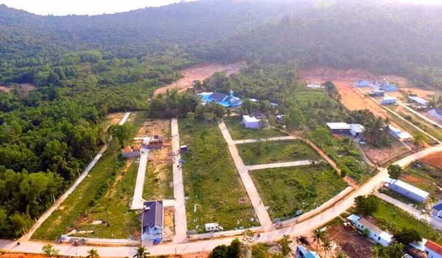 Hàng chục ha đất nông nghiệp ở khu vực đường Cây Thông Ngoài ở xã Cửa Dương (Phú Quốc) bị "xẻ thịt", phân lô, bán nền.