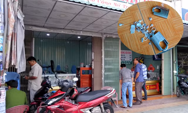 Hiện trường vụ việc (ảnh lớn). Nữ trang nằm rải rác trên nền gạch phía trước tiệm bạc Thanh Bình (ảnh nhỏ).