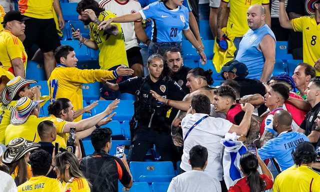 Ngôi sao Uruguay nổi điên, lao lên khán đài đánh cổ động viên Colombia