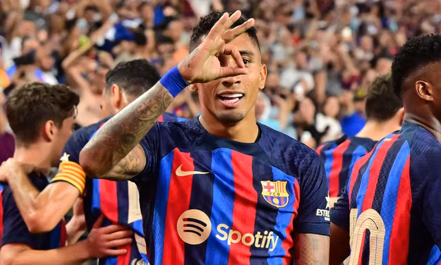 Lewandowski tịt ngòi, Barca vẫn hạ Real nhờ siêu phẩm của Raphinha