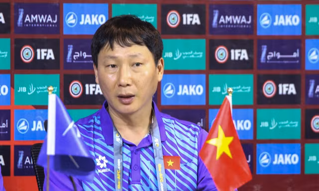HLV Kim Sang-sik: ‘Người Việt Nam rất mạnh mẽ và sẽ vượt qua khó khăn’