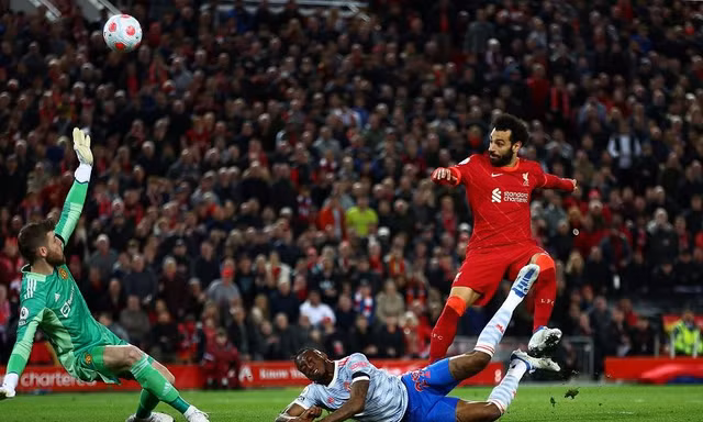 ‘Tam tấu’ bùng nổ, Liverpool vùi dập MU không thương tiếc